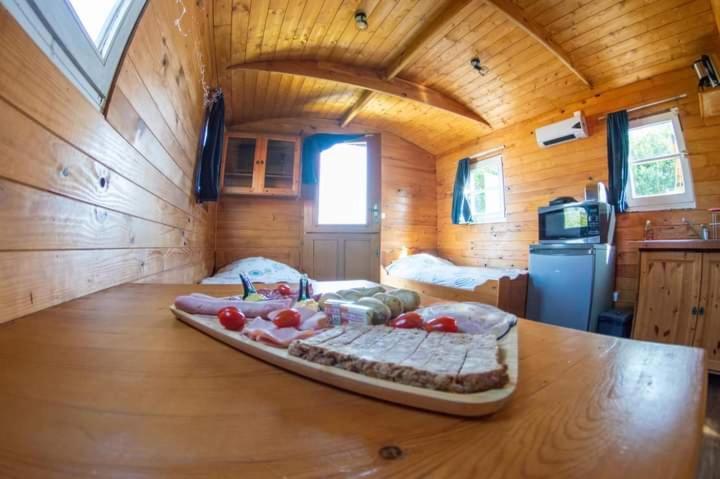 Roulotte Et Jacuzzi De Rachel Au Domaine Du Reuze Villa Winnezeele Kültér fotó